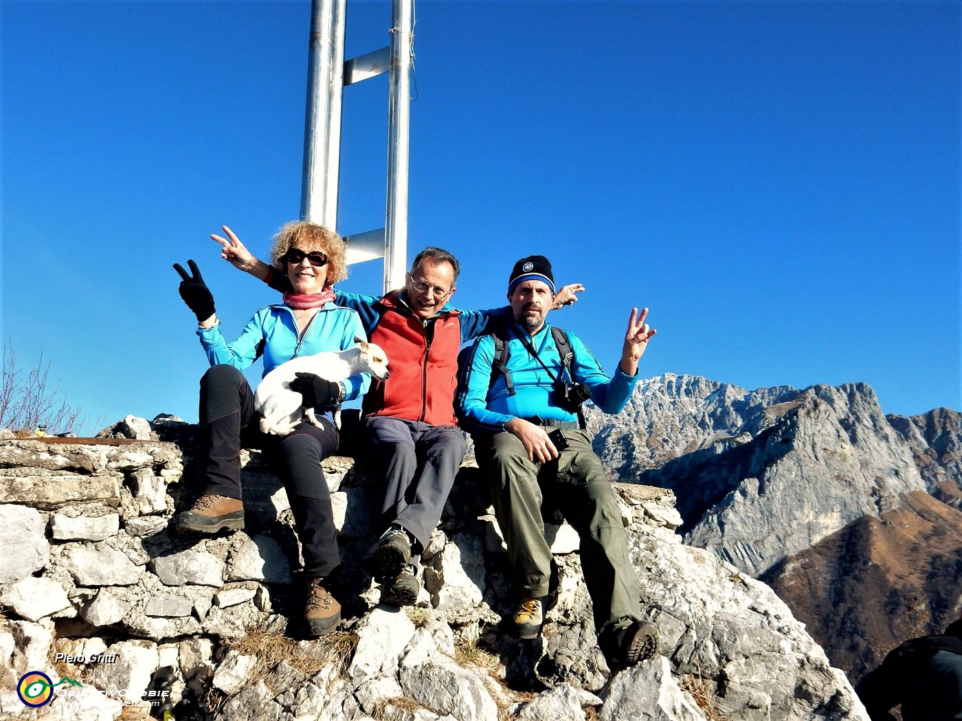 06 Alla croce di vetta dello Zucco Sileggio con vista in Grignone.jpg